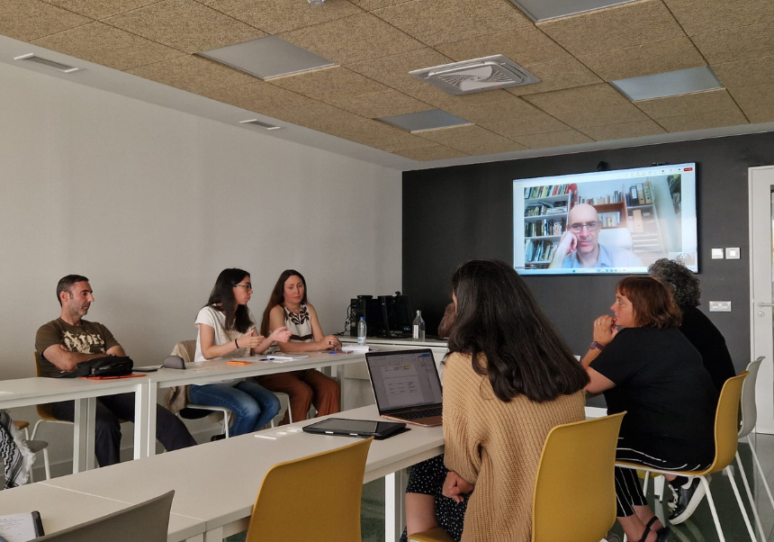 Los miembros del equipo de investigación de TECNOGEN realizando su panel